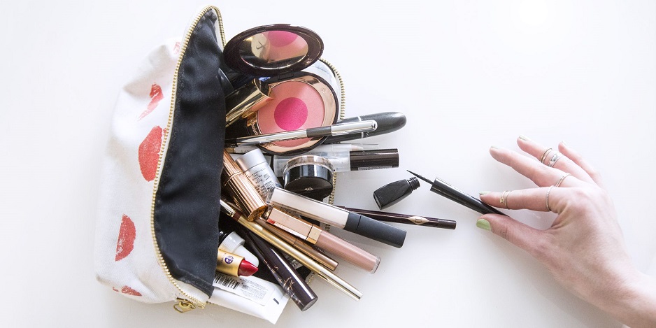 Tips to Choose the Makeup bag and essential makeup things